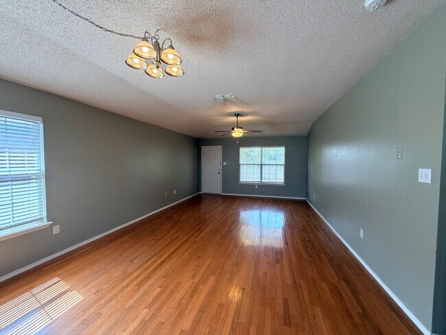 Foto del edificio - "Charming 3-Bed, 2-Bath Home in Lubbock's Serene Neighborhood – 1,315 Sq Ft of Comfortable Living!"