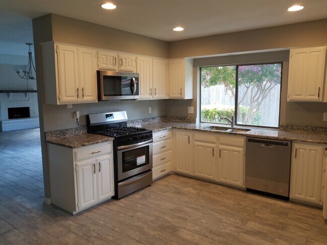 Foto del edificio - 3406 Graybar Dr