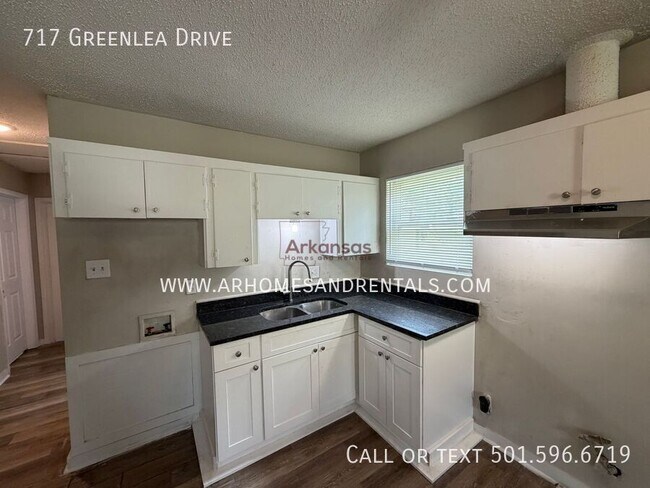 Foto del edificio - 717 Greenlea Dr