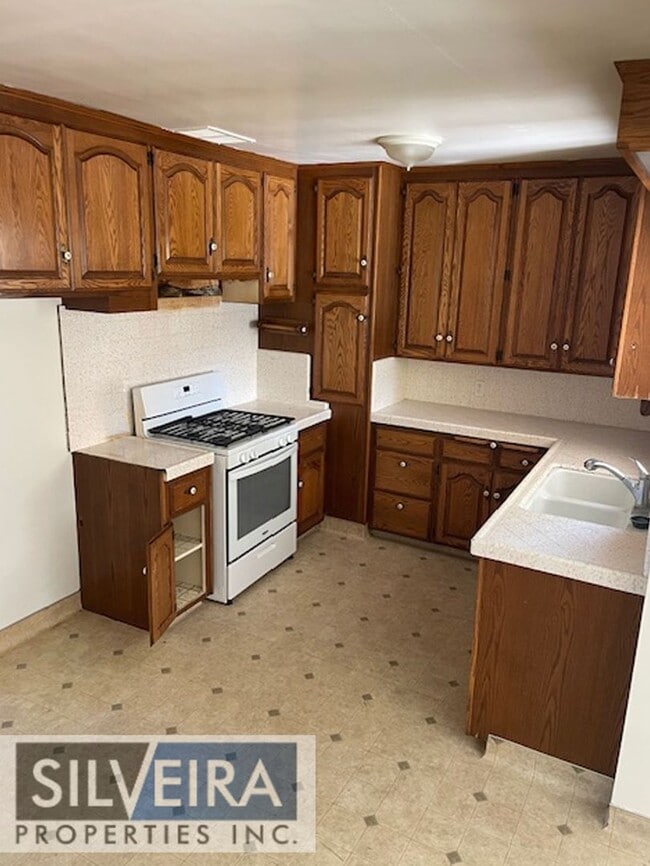 Building Photo - Inviting 2 Bedroom Home ready and available for rent!