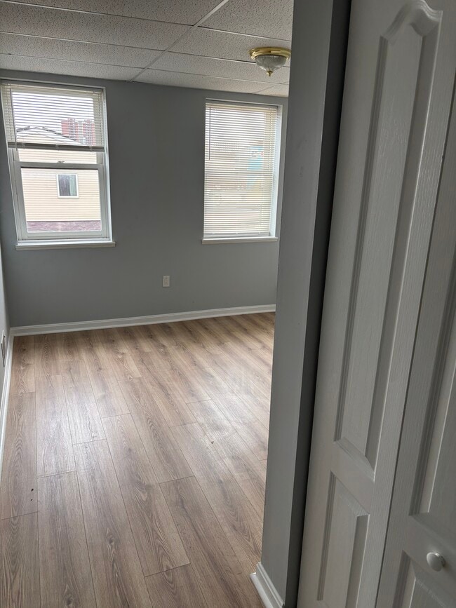 Pisos de madera nuevos - 902 P J McArdle Roadway