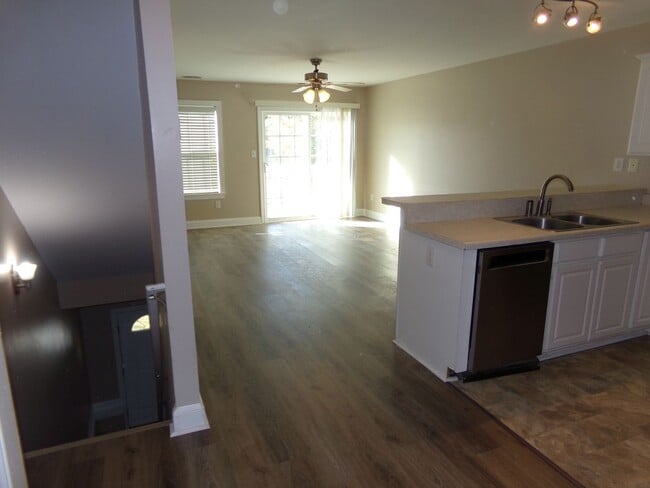 Building Photo - Location, Location, Location!! $100.00 off First Months Rent!