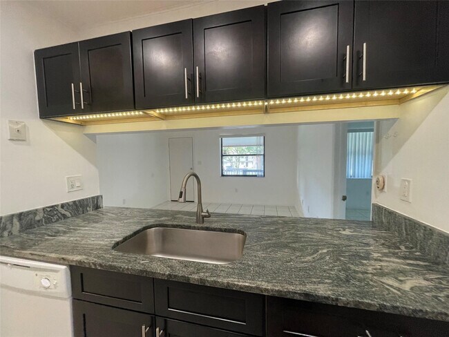 Foto del edificio - 6040 Shaker Wood Cir