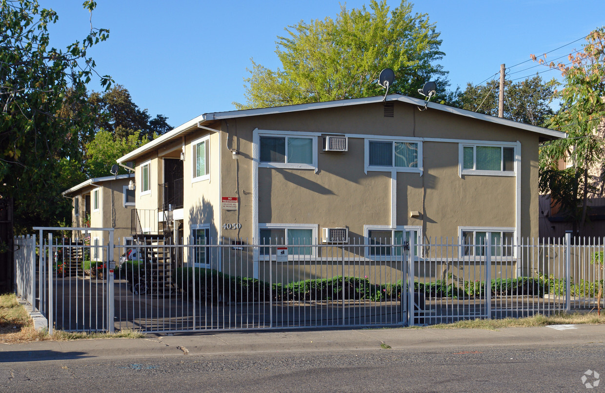 Primary Photo - 4050 Palm Ave