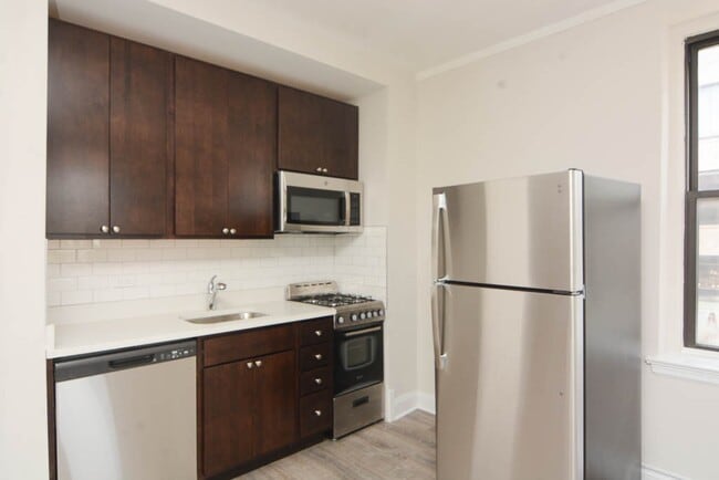 Building Photo - 3335 W Diversey Ave