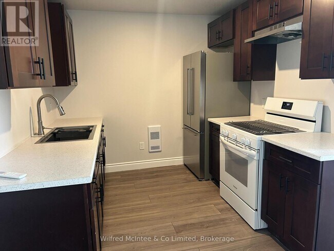 Photo du bâtiment - 380 1st Ave N