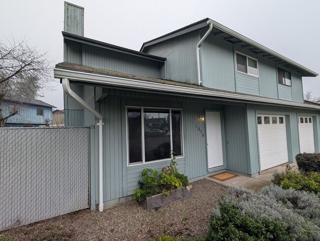 Building Photo - Two story 3bd/1.5bth duplex with a garage and fireplace! Near Mohawk Blvd