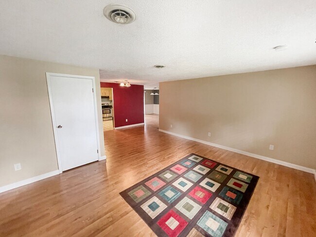 Foto del edificio - Holiday Special! – No Application Fee This Season! Beautiful 3-Bedroom, 1.5-Bath Rancher on Corne...
