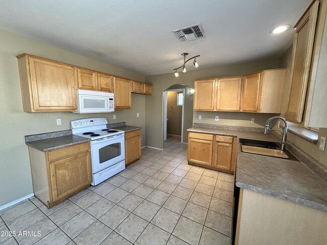 Foto del edificio - 12810 W Windsor Ave