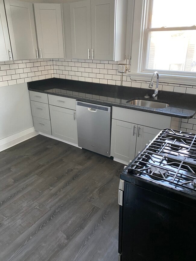 Building Photo - 1500 Dormont Ave