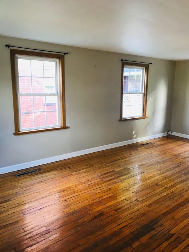 Building Photo - 3 br, 1 bath House - 902 Delware ave