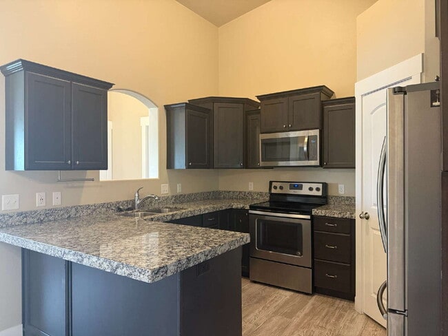 Building Photo - HUGE & SPACIOUS 3 bedroom/ 2-bathroom cond...