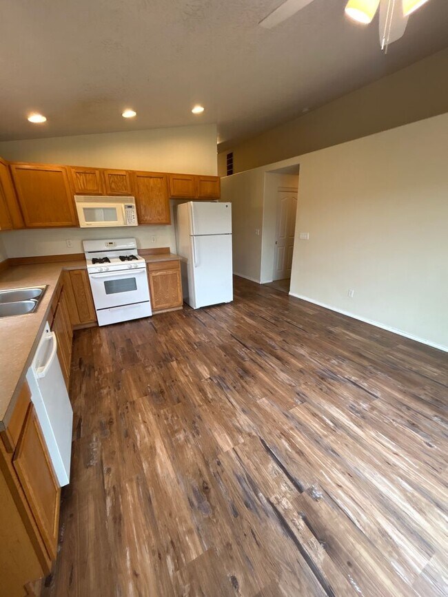 Foto del edificio - Beautiful 3 Bedroom 2 Bath Single Level Ho...