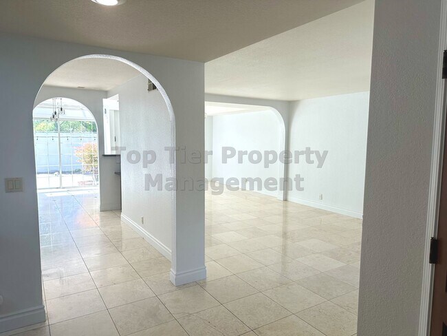 Building Photo - Beautiful 3 Bed / 2.5 Bath / 2,211 Sqft Sa...