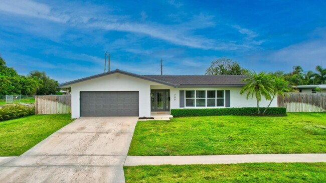 Building Photo - 798 SW 15th Ave