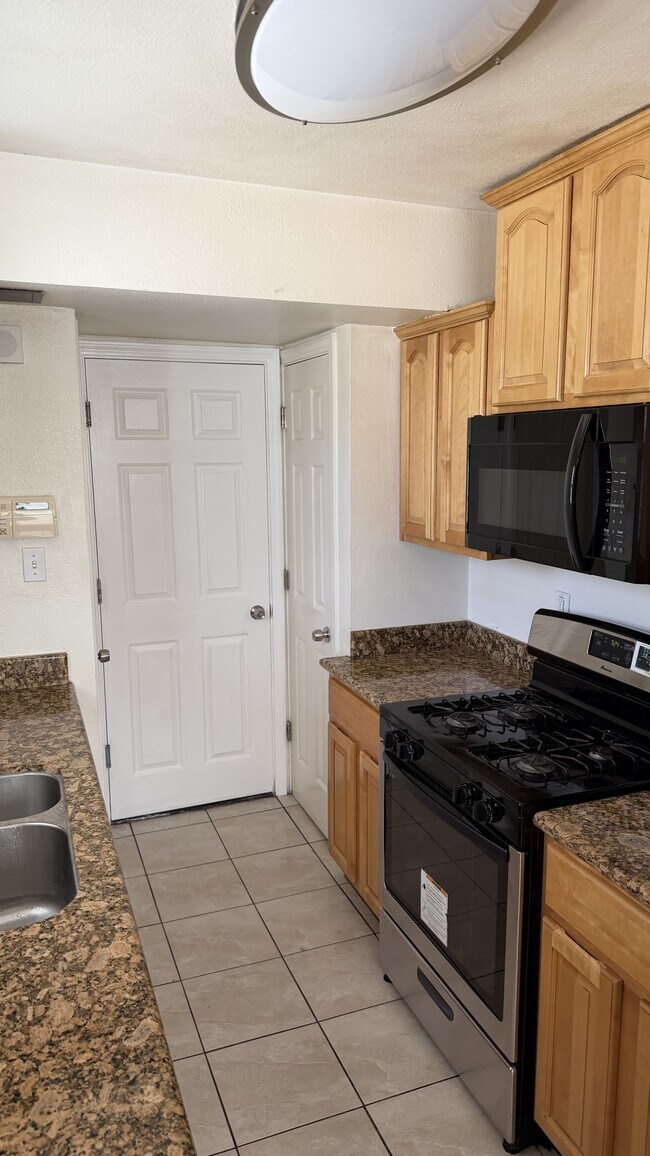 Foto del edificio - 6201-6205 Bromley Ave