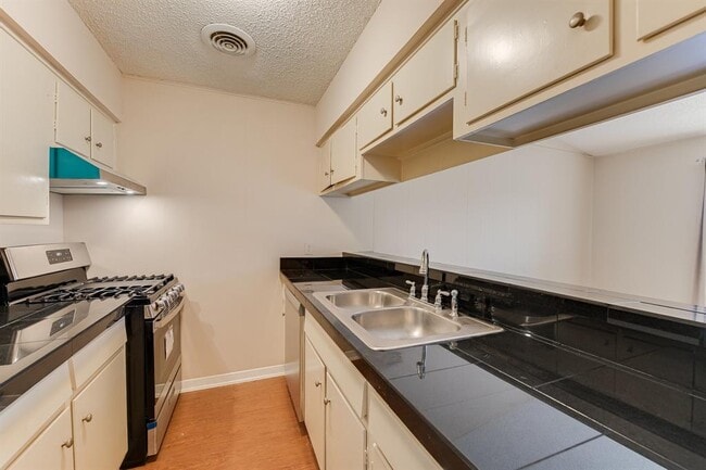 Building Photo - 610 W 51st St