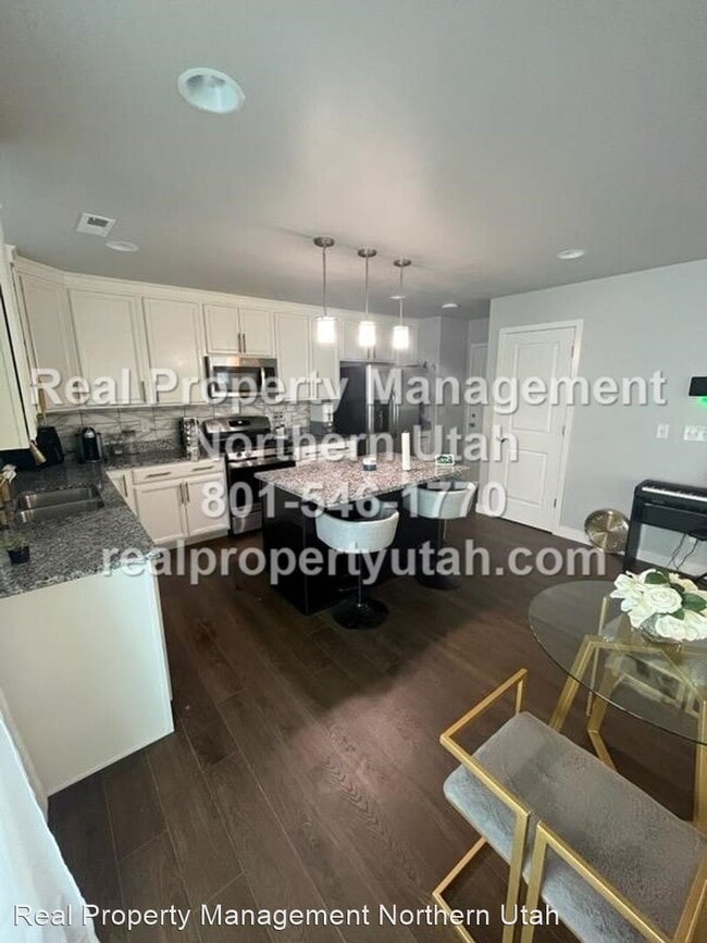 Building Photo - 4 br, 3 bath House - 2098 W. 3290 S.