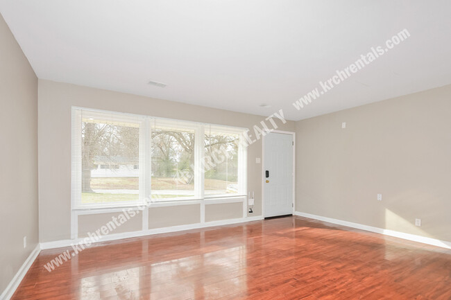 Building Photo - 3-Bed Home Close to Amenities