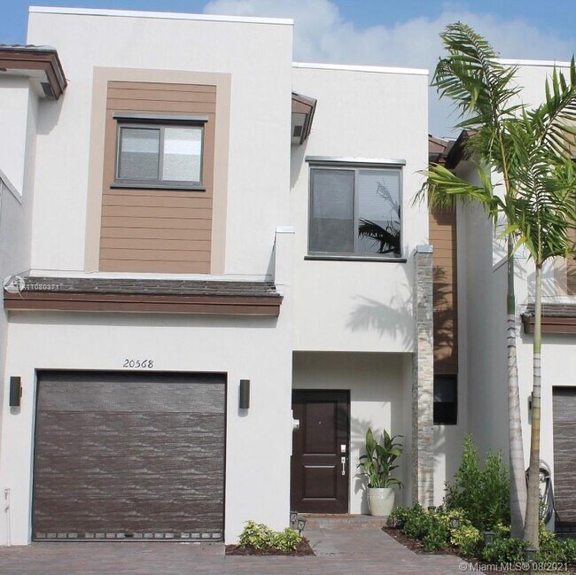 Foto del edificio - 20568 NE 5th Pl