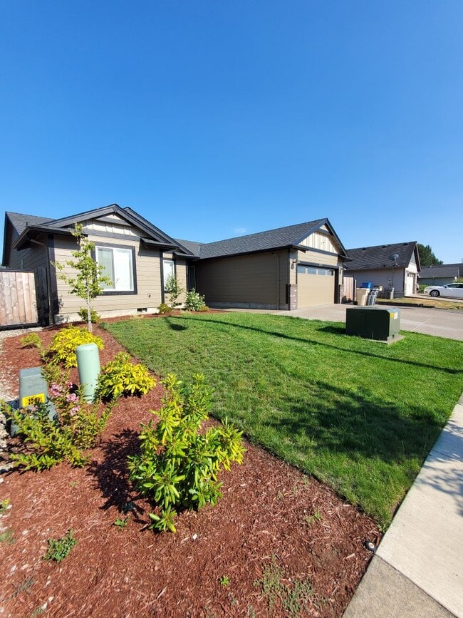 Building Photo - Pet Friendly Single Level 4 bedroom 2 Bathroom in Lebanon.