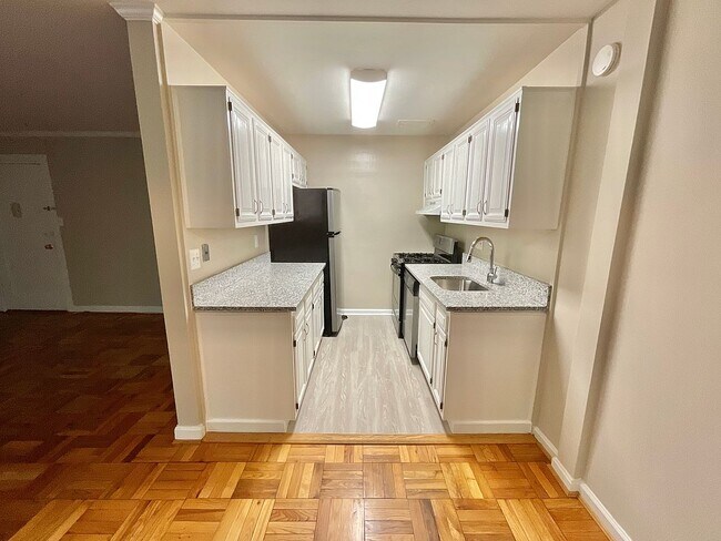 Foto del edificio - 4114 Davis Pl NW