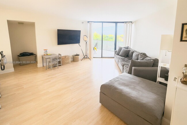 Foto del edificio - 3610 Yacht Club Dr