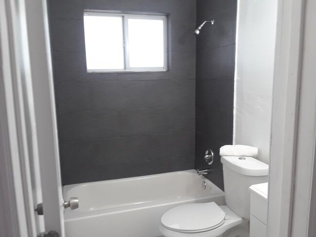 Foto del edificio - 641-651 NE 86th Street