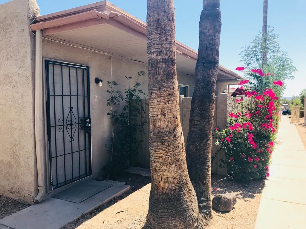 Front View - 925 W Peoria Ave