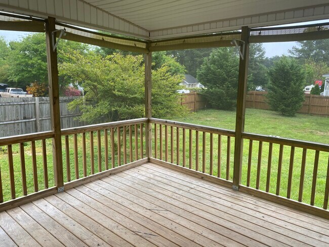 Screened-in porch - 317 Alder Ln