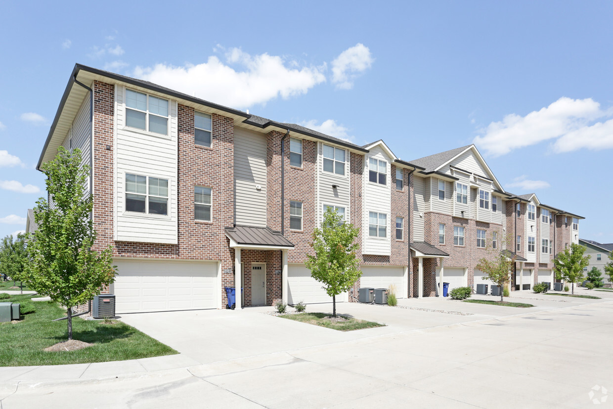 Primary Photo - Maplewood Townhouses