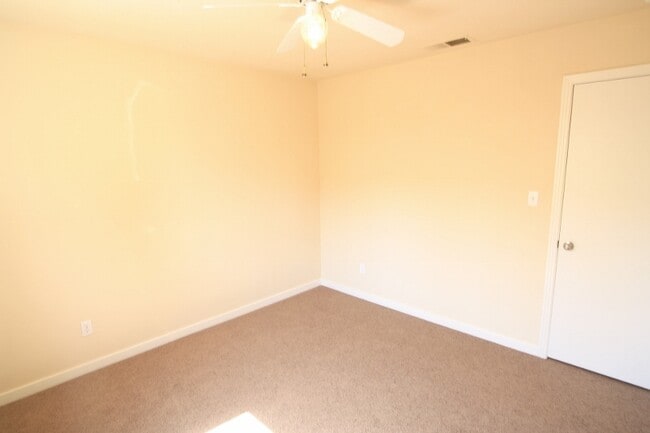 Building Photo - BEAUTIFUL & SPACIOUS HOME