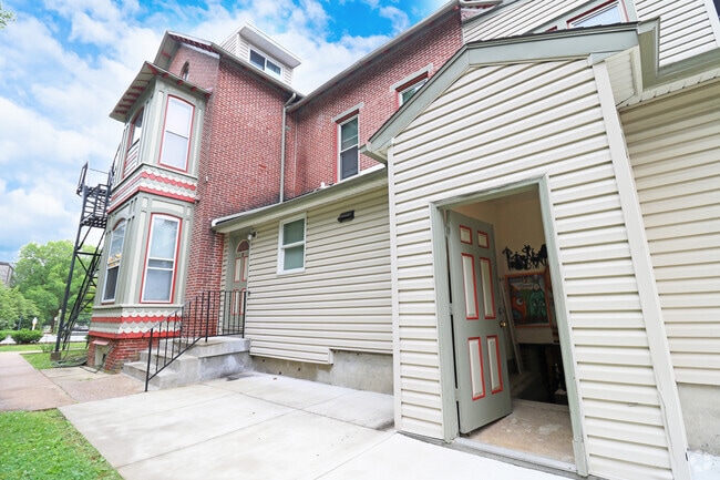 Building Photo - 609 S High St