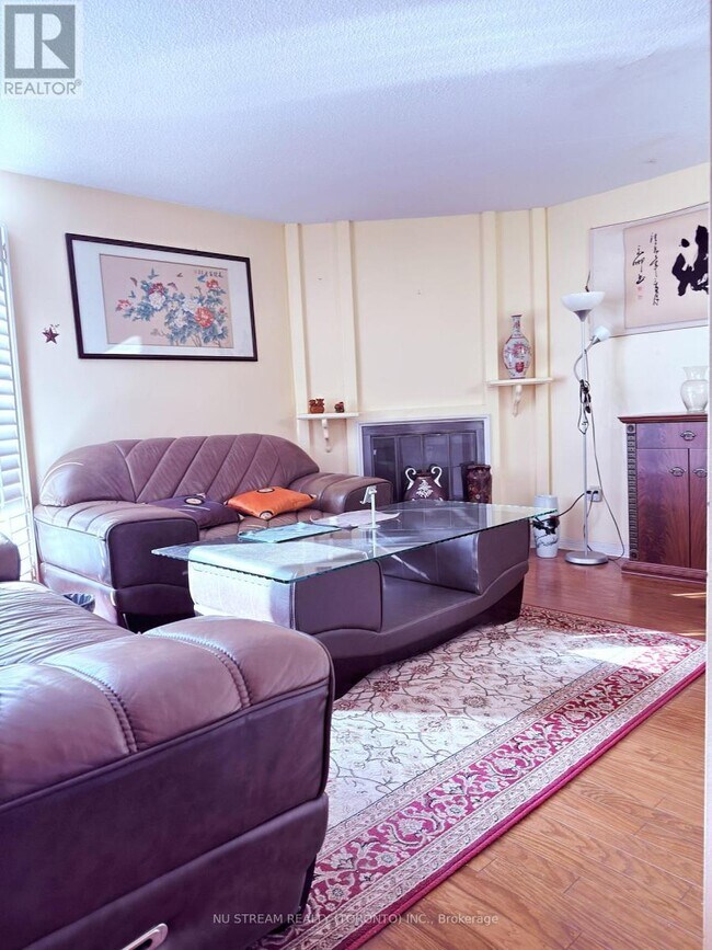 Photo du bâtiment - 653-653 Village Pkwy