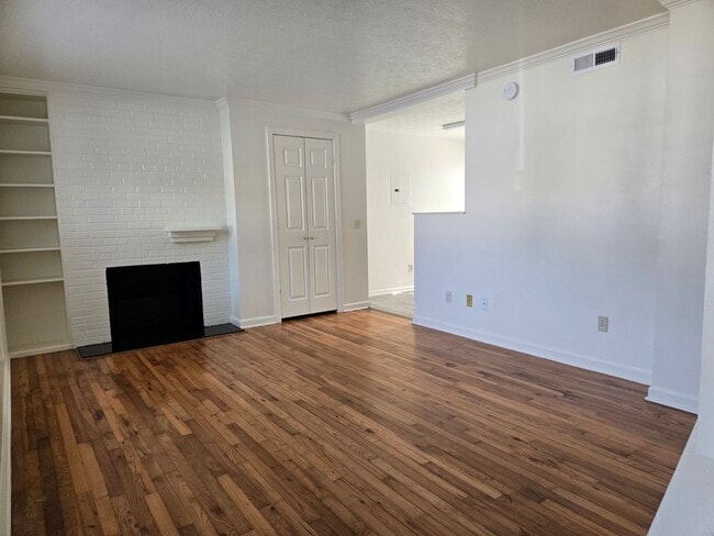 Building Photo - Oak Ridge 37830 - 2 bedroom, 1 bath - Cont...