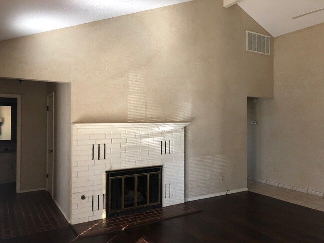 Building Photo - 2208 Oakwood Ave