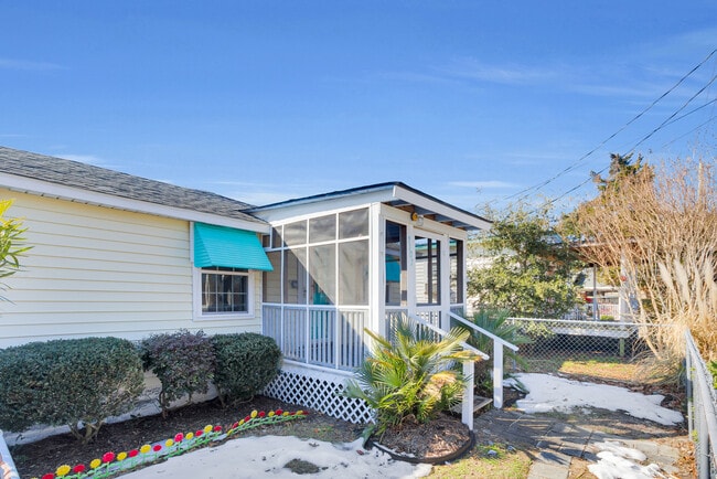 Building Photo - 2107 Bay St