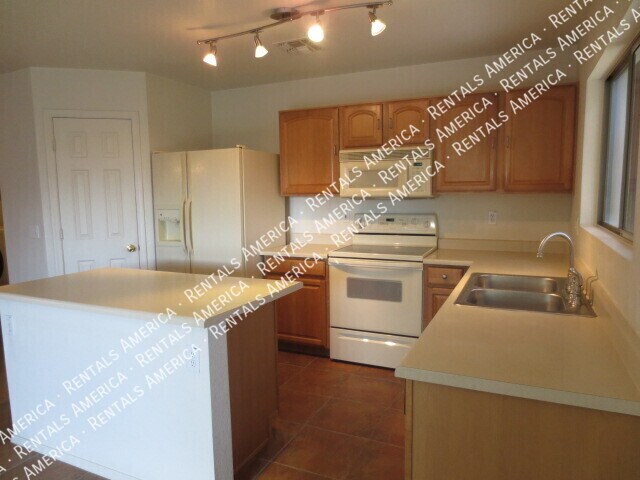 Building Photo - 752 E Rose Marie Ln