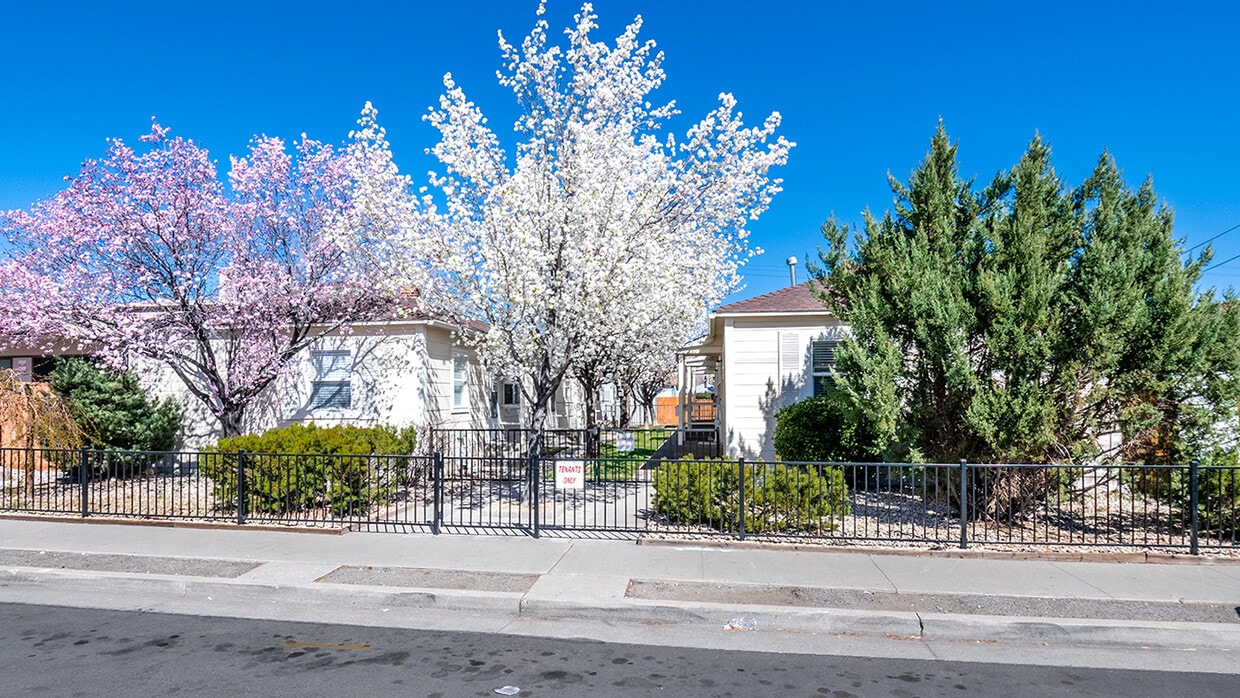 Primary Photo - 425-445 Casazza Dr