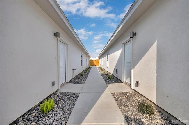 Foto del edificio - 33 Medina Drive Service Rd