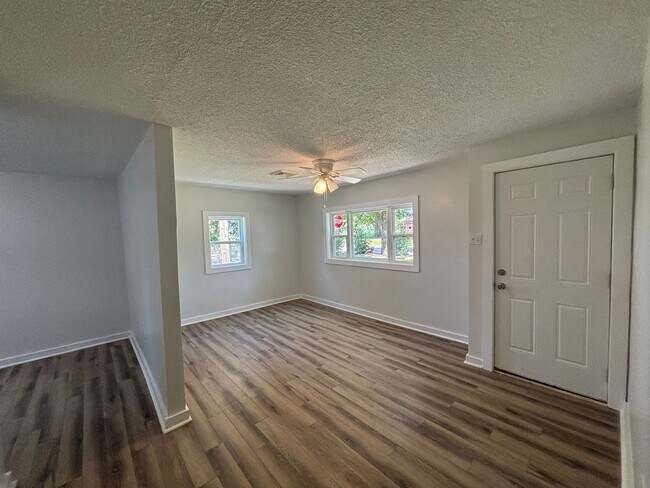 Building Photo - 220 Parker Ln