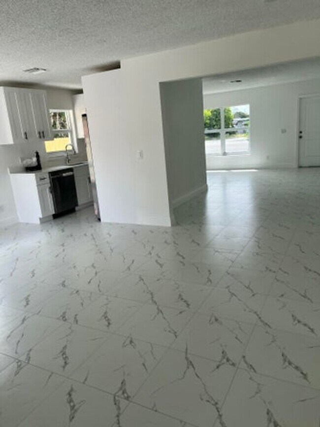 Foto del edificio - 2747 Summit Blvd