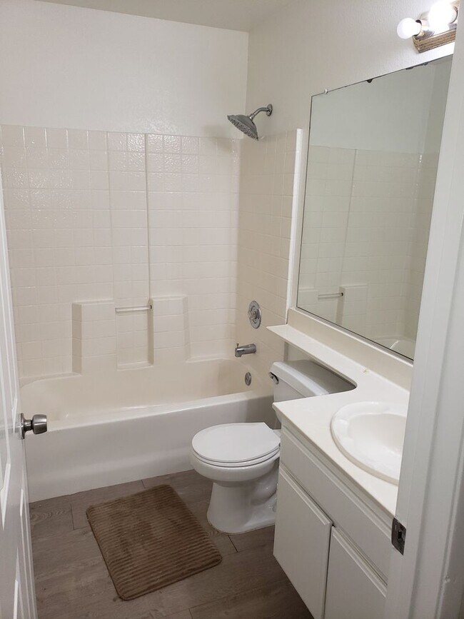 Foto del edificio - BEAUTIFUL 3 BEDROOM 2 BATH SINGLE STORY HO...