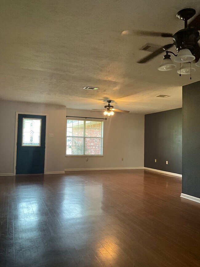 Building Photo - 2123 Hickory Drive