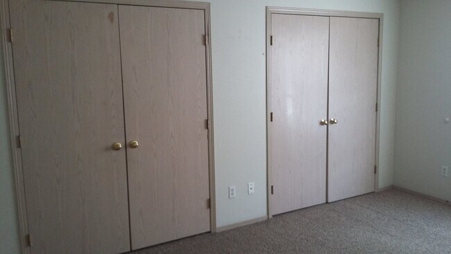 Building Photo - 212-214 Southwinds Drive