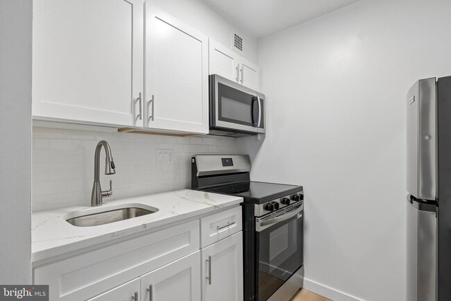 Building Photo - 224 W Rittenhouse Square
