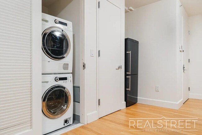 Building Photo - Stunning, Elegant, 2 Bedroom Right off Lorimer L train, Amazing Roof deck, Gym, Great Location!