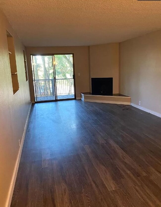 Building Photo - 2BD/1BA Condo located in the desirable Chu...