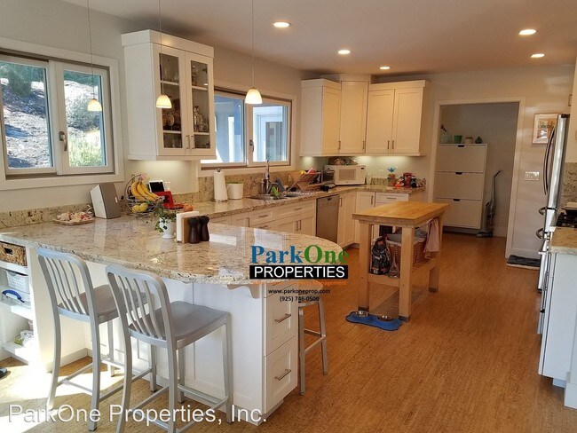 Building Photo - 3 br, 3 bath House - 4 Loma Vista Dr