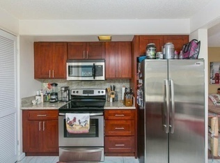 Foto del edificio - 2 bedroom 2 bath in the hearth of Waikiki!...